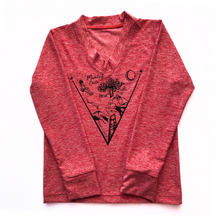 Cargar imagen en el visor de la galería, Polera roja cuello V manga larga