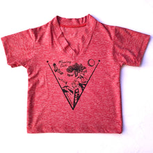 Cargar imagen en el visor de la galería, Polera roja cuello V manga corta