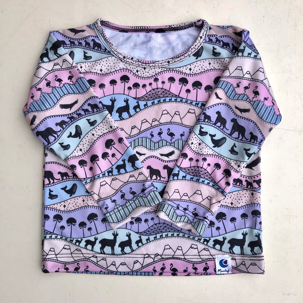 Polera flora y fauna pastel manga larga cuello redondo